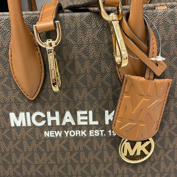 MICHAEL KORS
Mirella Small Logo Crossbody Bag
Brown 
NWT - Picture 15 of 16